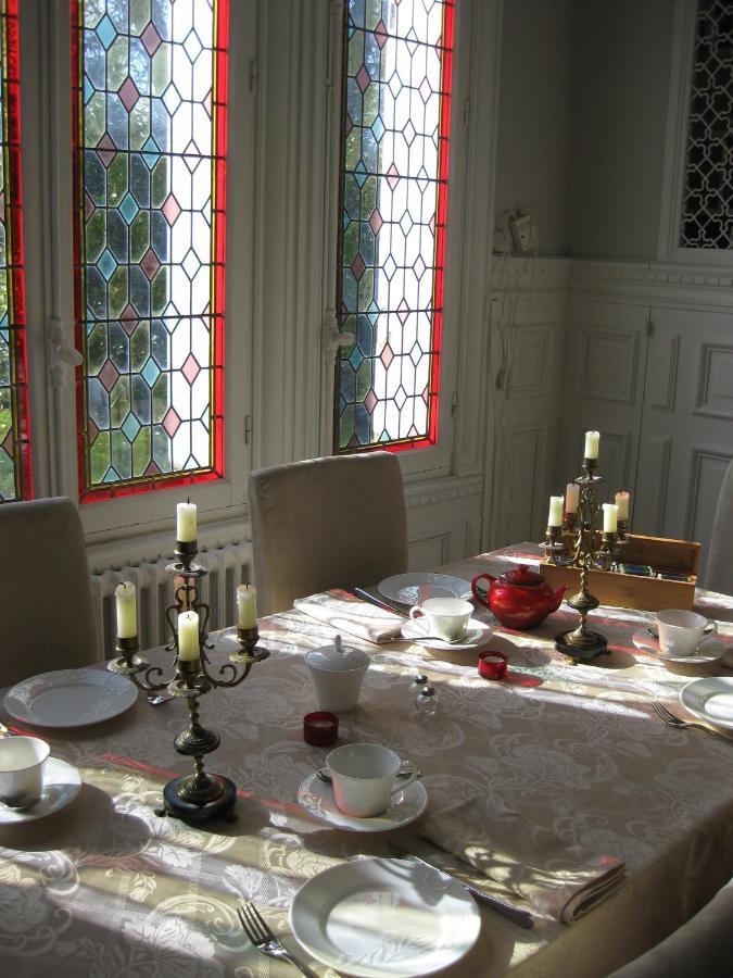 Château de Launay Méry-Corbon Extérieur photo