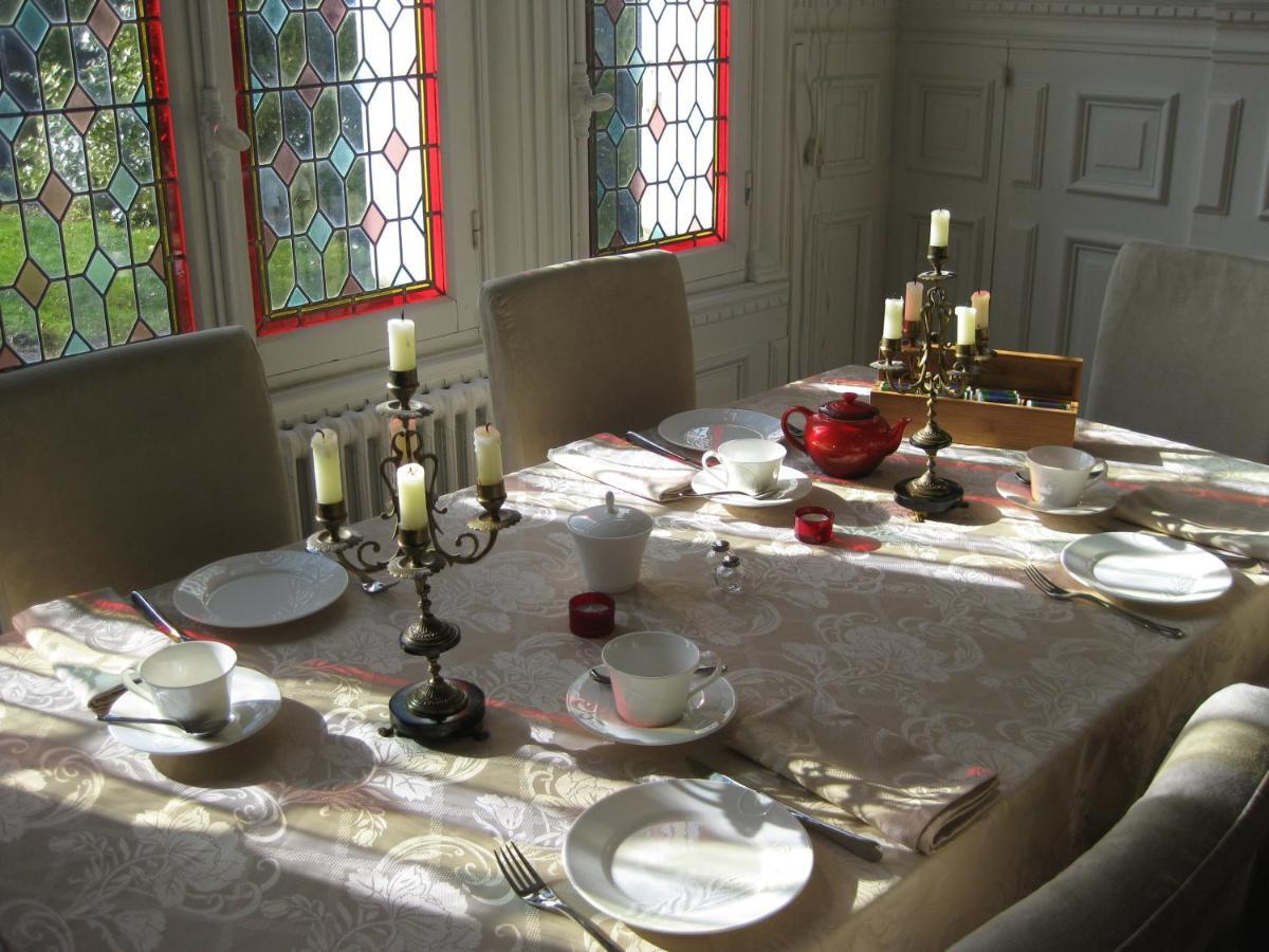 Château de Launay Méry-Corbon Extérieur photo