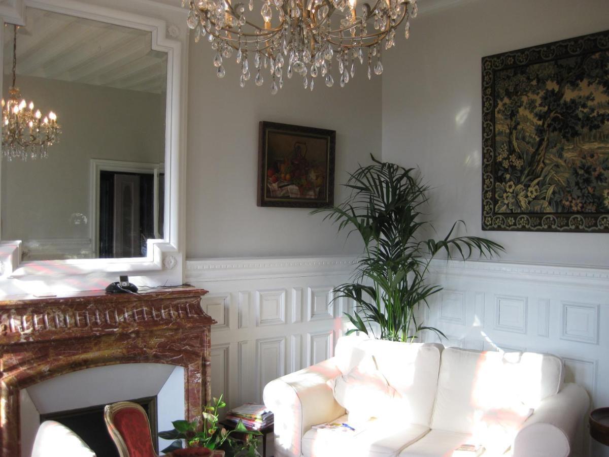 Château de Launay Méry-Corbon Extérieur photo